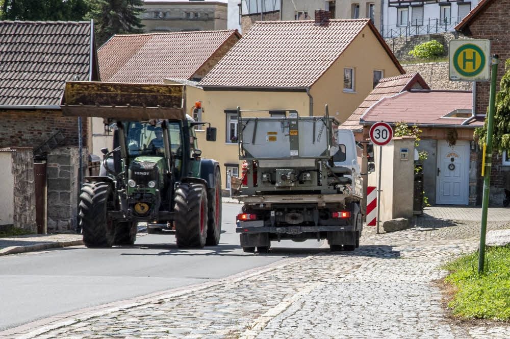 Große Fahrzeuge kommen am Langenberg in Ditfurt kaum aneinander vorbei und rumpeln häufig über das Kopfsteinpflaster an der Haltestelle.