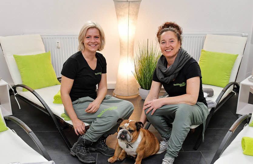 Cindy Gaida (l.) und Yvonne Lakotta mit Studiohund Lilly.