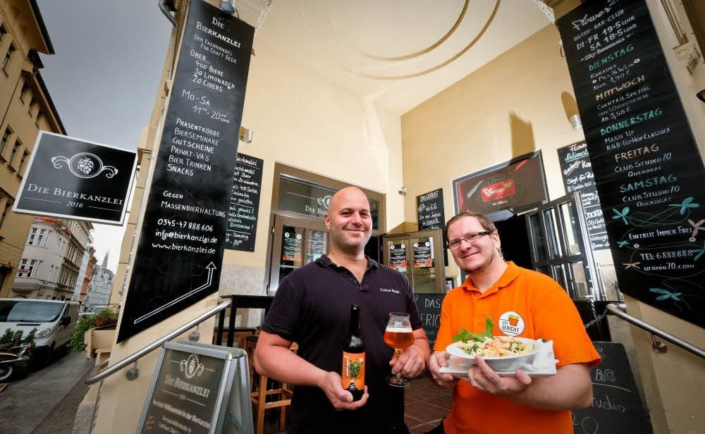 Vorladung zum „Gericht“: Lukas Röse (l.) und Jan von Hoff bitten neuerdings neben der „Bierkanzlei“ im Urania 70 zu Tisch.