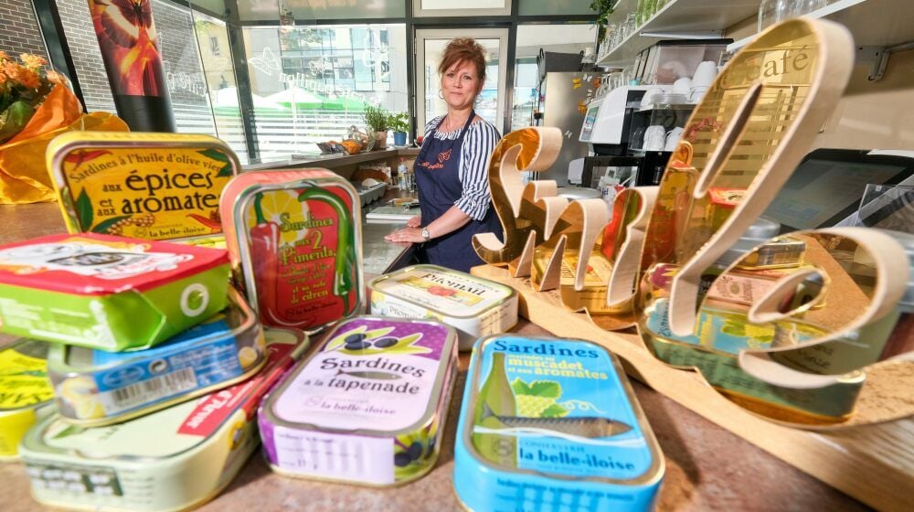 Ob mit Pfeffer, Chili oder Thymian - Daniela Rutkowski serviert ihren Gästen zum Salat Sardinen aus Portugal und Frankreich.