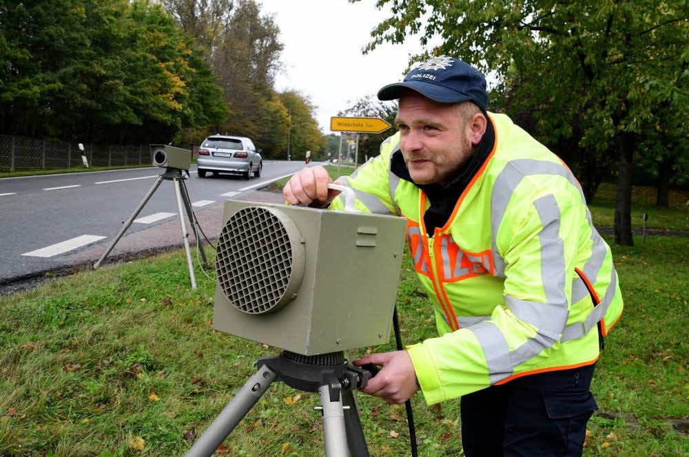 Wachpolizist Raik Kölsch kontrolliert die Geschwindigkeit der Autofahrer an der B 91.