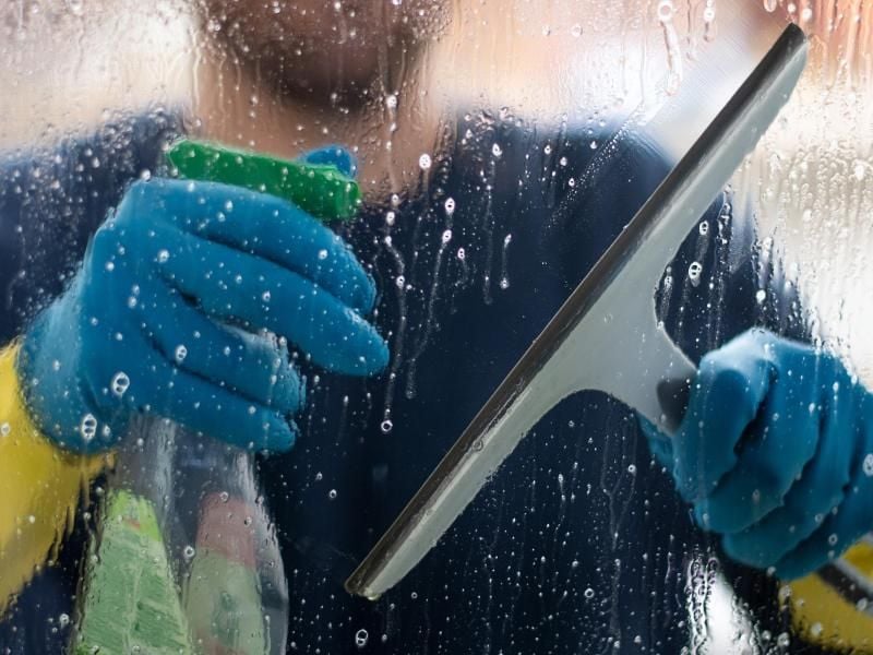 Wer bei Minusgraden die Fenster putzen muss, sollte Glasreiniger mit Alkohol verwenden. Foto: Monika Skolimowska/zb/dpa