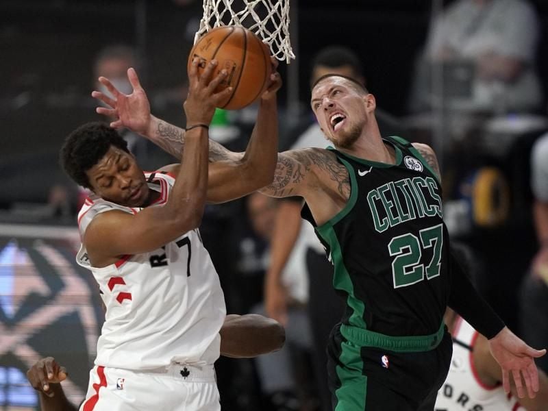 Daniel Theis (r) von den Boston Celtics versucht, Kyle Lowry von den Toronto Raptors zu blocken. Foto: Mark J. Terrill/AP/dpa