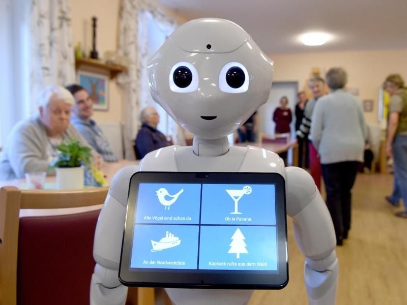 Roboter „Emma” steht in einer Demenz-Wohngruppe der Diakonie Altholstein. Foto: Carsten Rehder/Archivbild