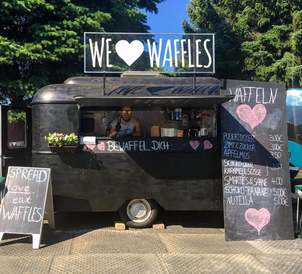 Mit ihrem umgebauten Anhänger sind die Waffelbäcker vom „Bewaffel dich“ aus Halle auf Festivals und anderen Veranstaltungen unterwegs.
