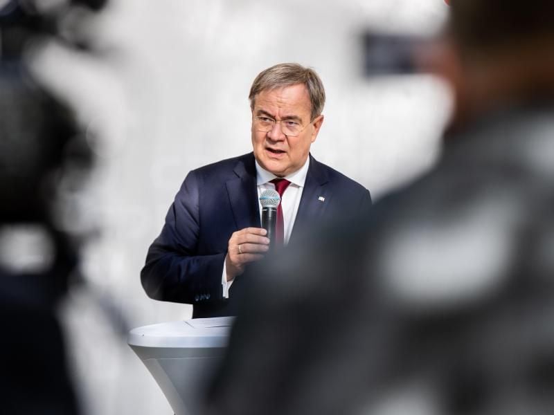 Die Landesregierung um Ministerpräsident Armin Laschet wird mehr als 300 Zuschauer bei Sport-Events erlauben. Foto: Marcel Kusch/dpa