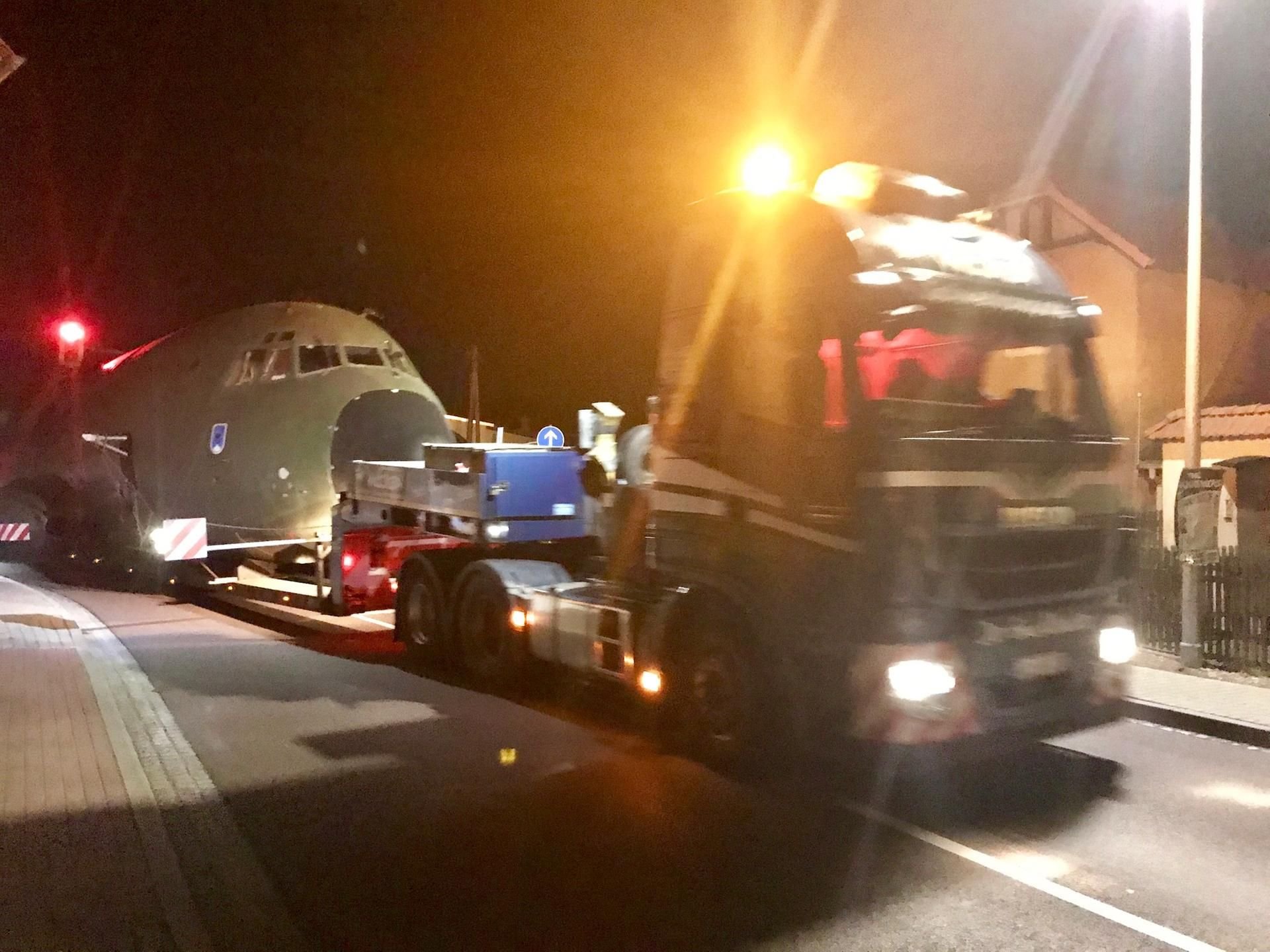 Die Transall kann am Donnerstagabend ihre Reise von Oppin zum Truppenübungsplatz Altengrabow fortsetzen.