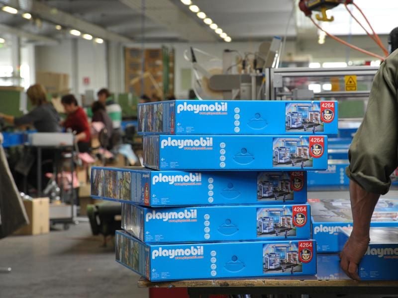 In einer Produktionshalle im bayrischen Dietenhofen werden Playmobil-Spielwaren hergestellt. Foto: David-Wolfgang Ebener