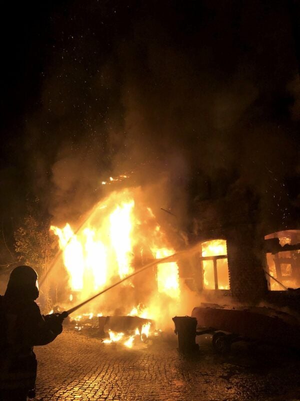 Hinterhaus in der Leopold-Kell-Straße in Flammen