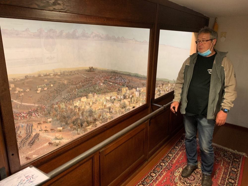 Matthias Krämer am Kernstück der Ausstellung zur Schlacht bei Roßbach, dem Diorama
