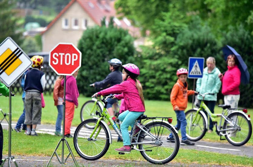 Die Kinder werden auf die Situation auf der Straße gut vorbereitet, wie hier im Verkehrsgarten in Teuchern zu sehen ist.