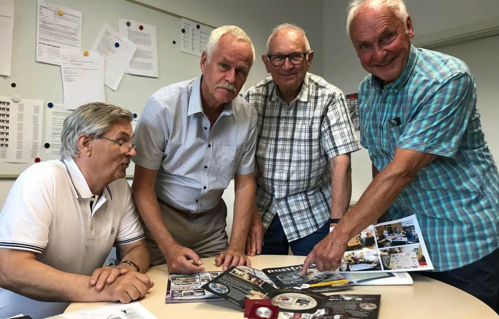 Der Vorstand des Briefmarkenvereins zeigt die „Mondschätze“.