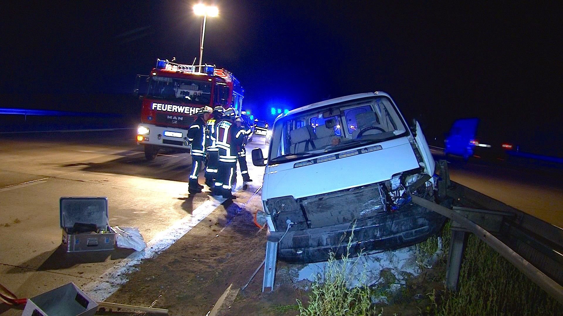 Ein polnischer Fahrer verlor nahe der Ortschaft Lostau die Kontrolle über sein Fahrzeug. Der Bus kam ins schleudern und krachte in eine Leitplanke.
