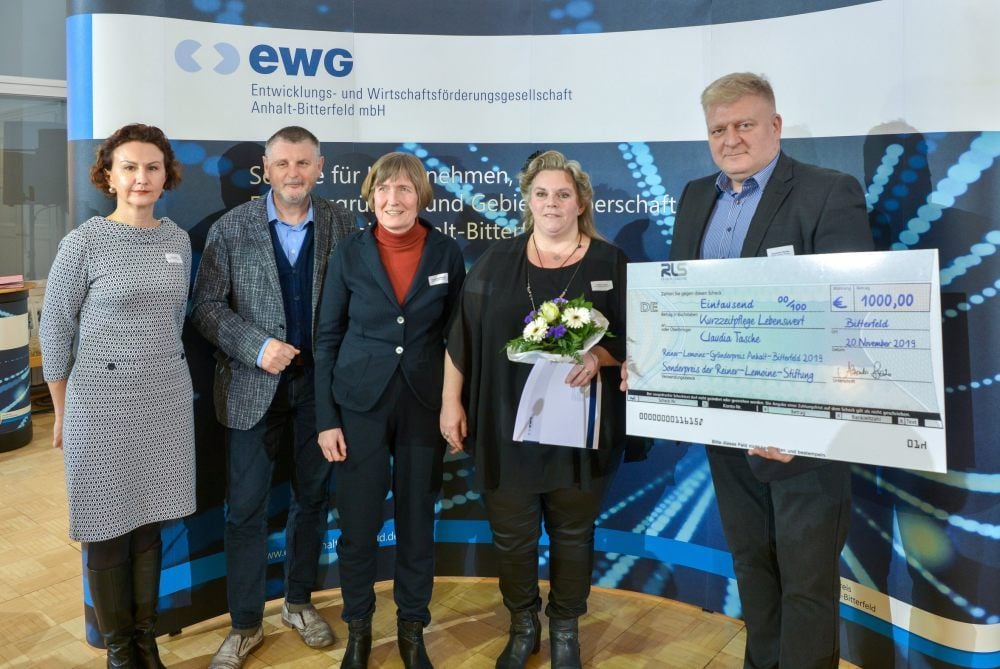 Doppelgewinnerin Claudia Tasche (2.v.r.) kann ihr Glück kaum fassen.