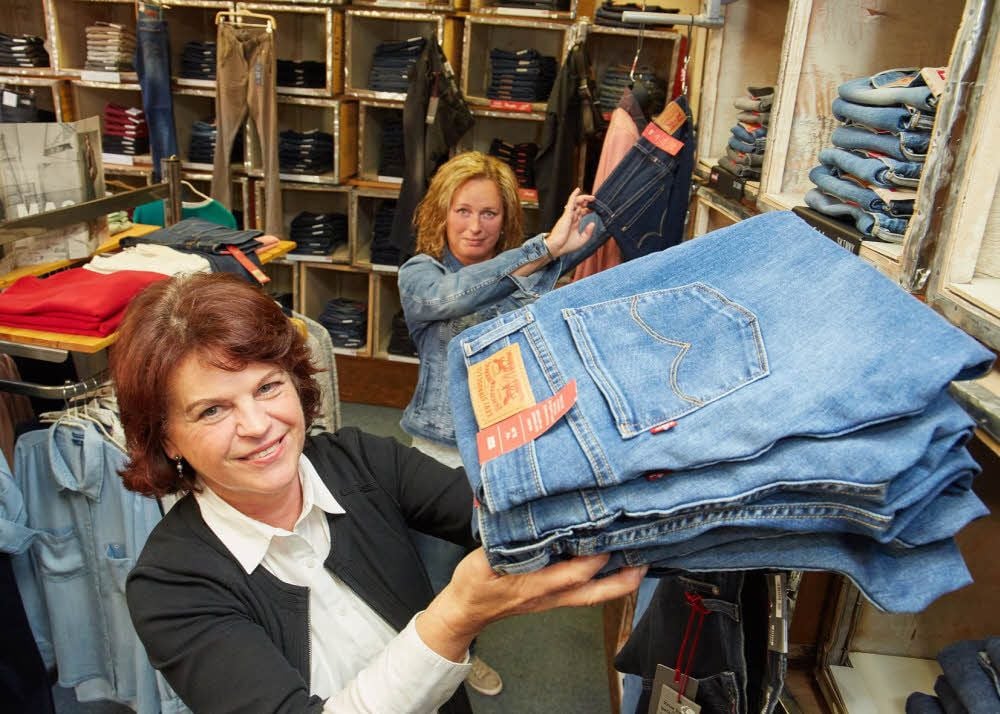 In „Nani’s Jeansshop“ erwartet die Kunden eine individuelle Beratung von Chefin Christiane Schumann (links) und Verkäuferin Diana Koch.