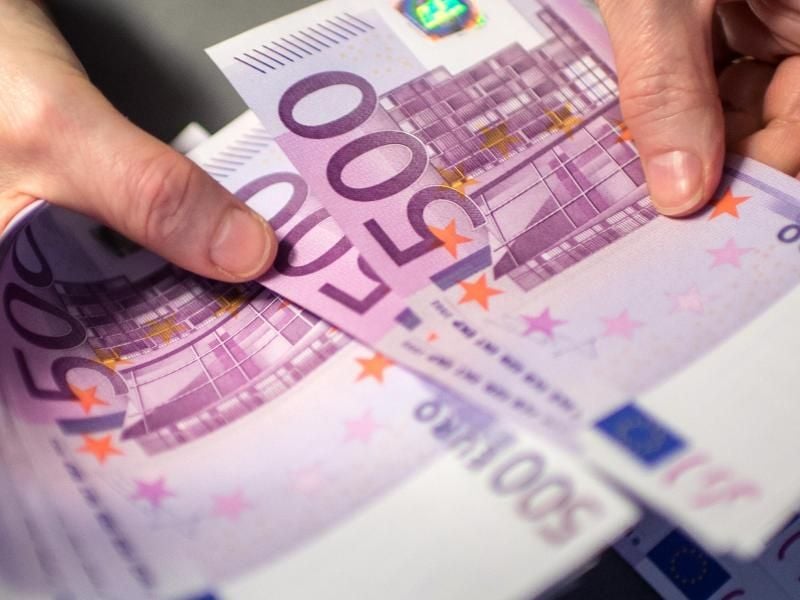 Die Bundesbank hat die Gnadenfrist für die lilafarbene Banknote mit der Zahl 500 verlängert. Foto: Matthias Balk