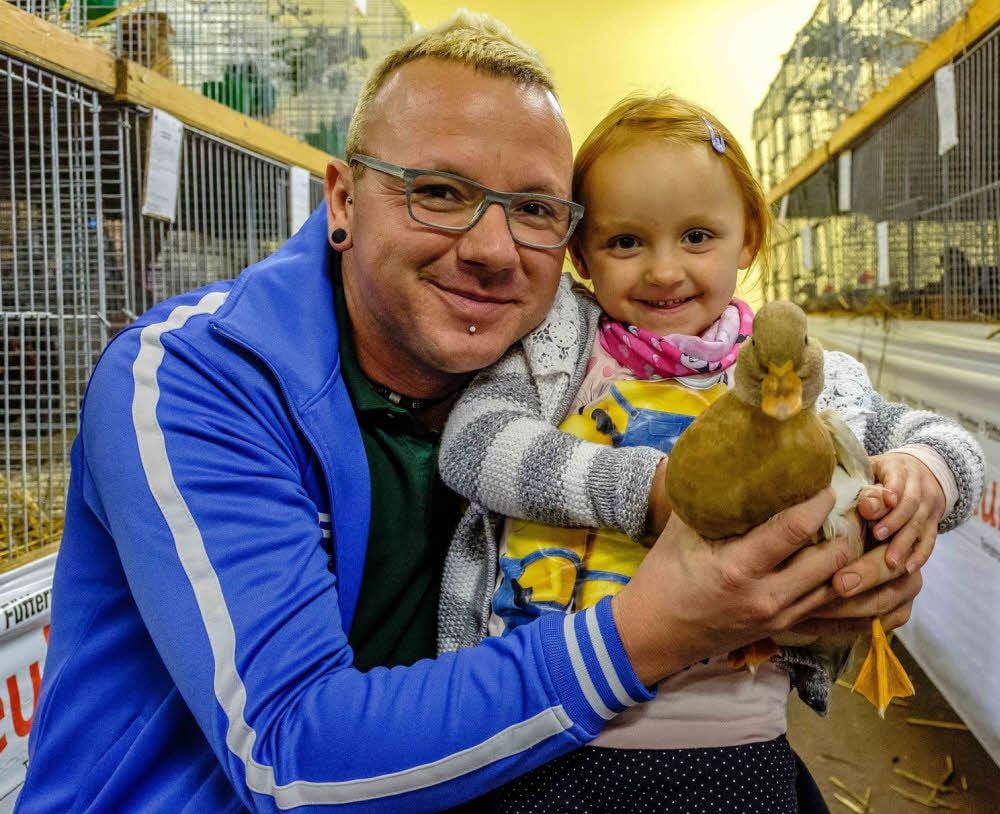 Meister unter sich: Patrick Anger und Töchterchen Amy Cheyenne mit einer Zwergente blau-gelb.