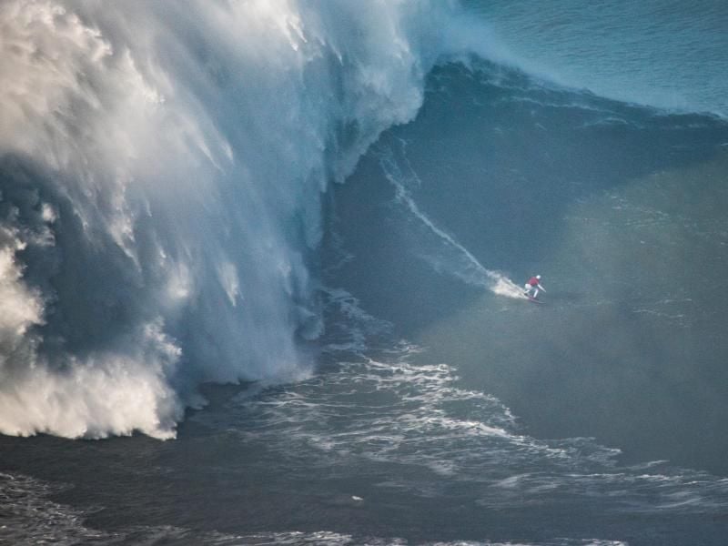 Surf-Weltrekord: Maya Gabeira bricht ihren eigenen Rekord für die größte jemals von einer Frau gesurfte Welle. Foto: Wsl/Zuma Press/dpa