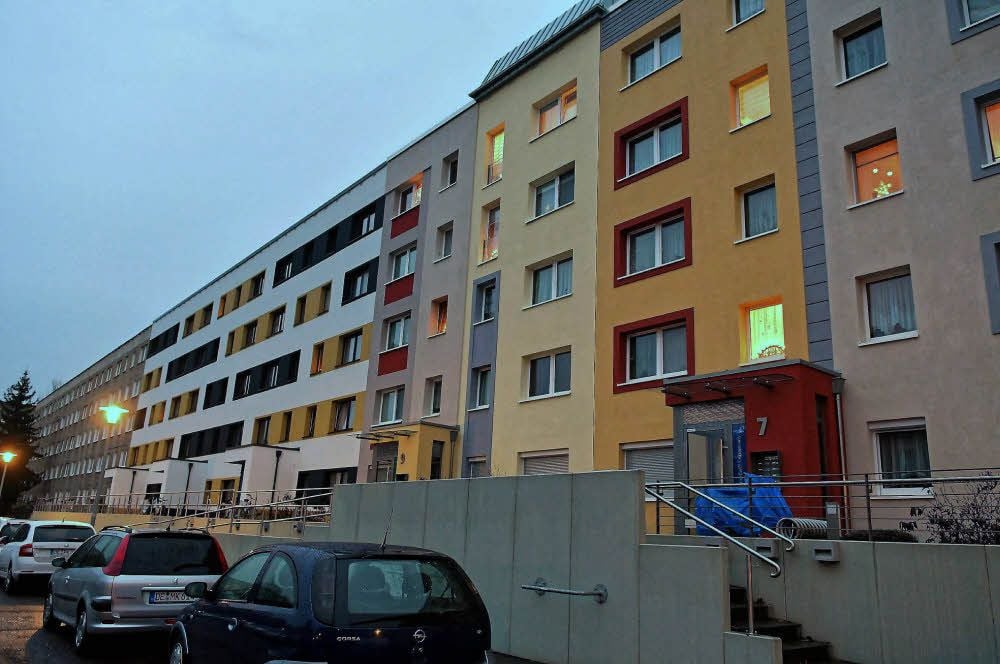 Vorn die sanierten Eingänge, hinten die unsanierten.
