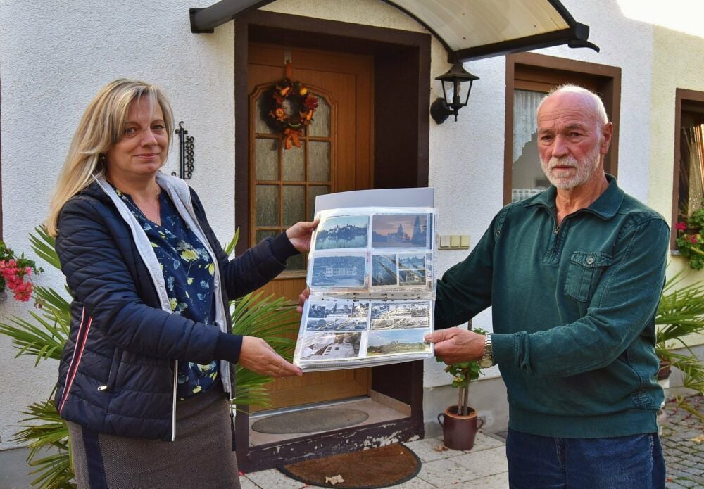 Udo Leibnitz aus Großwilsdorf übergibt Kathrin Kloseck-Ola, im Geo-Naturpark verantwortlich für das Projekt „Regionales Gedächtnis“, ein Postkartenalbum.