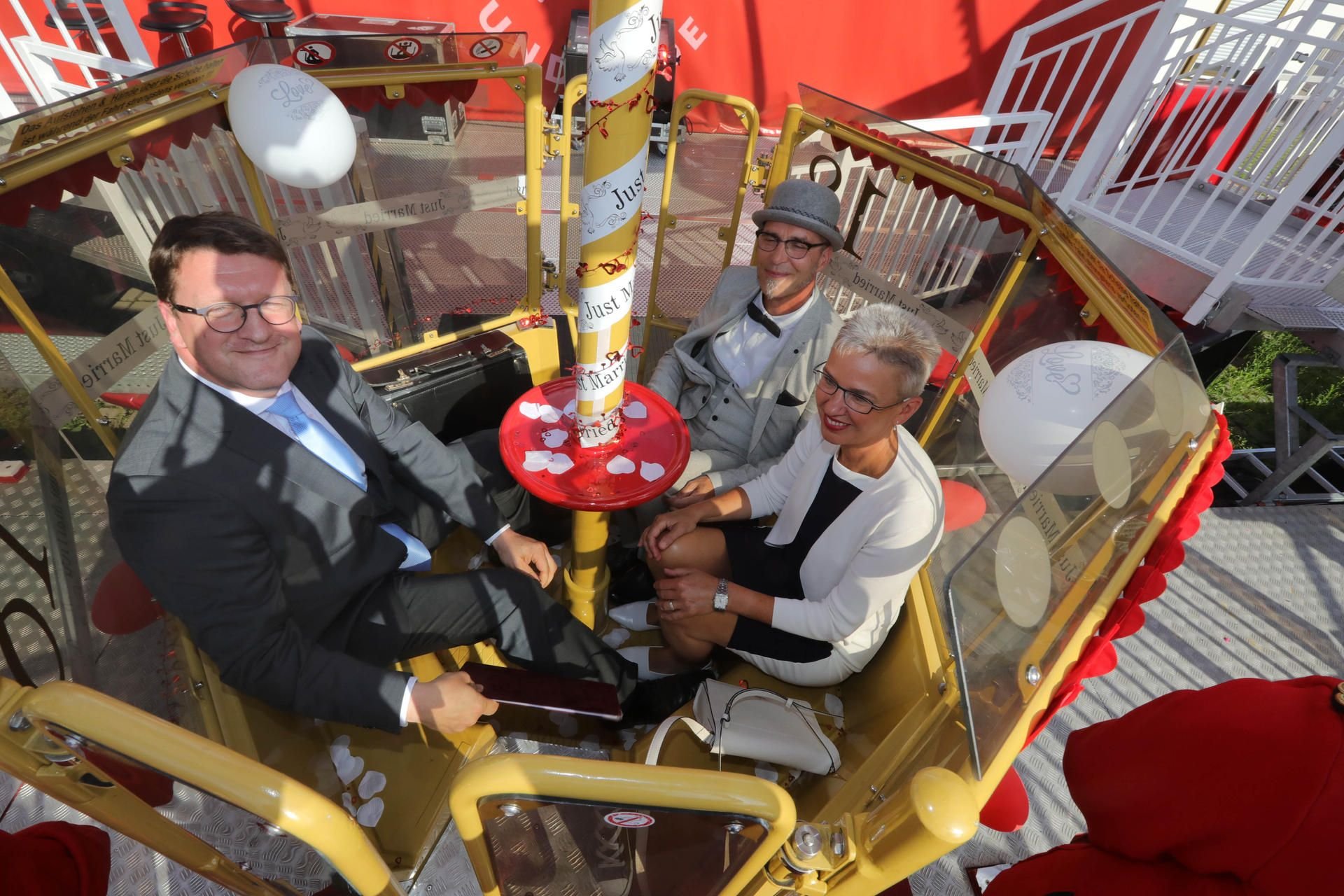 Torsten Heinrich und Kerstin Kraus gaben sich in Lutherstadt Wittenberg in der Gondel eines Riesenrades das Ja-Wort, die Trauung wurde vom Wittenberger Oberbürgermeister Tortsen Zugehör durchgewführt.