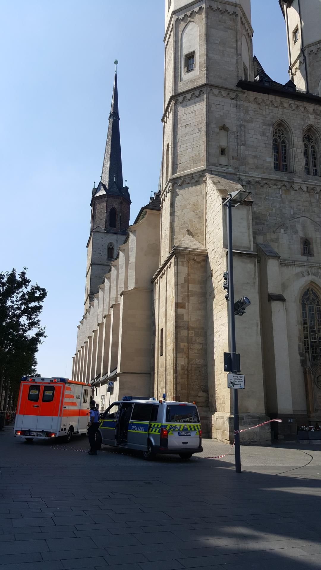 Polizei und Krankenwagen vor den Hausmannstürmen in Halle.