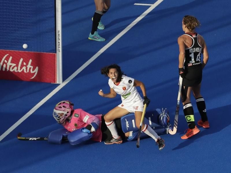 Die Spanierin Carmen Cano (M) bejubelt ihren Treffer zum 1:0 gegen Deutschland. Foto: Matt Dunham/AP