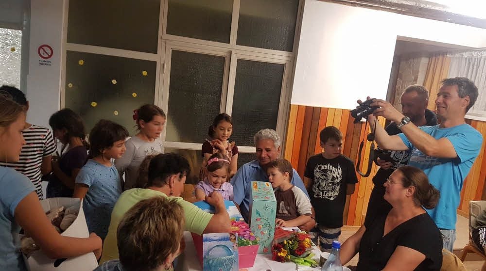 Freudig packen die Mädchen und Jungen des Kinder- und Jugendheims „Agape“ in Pascani mit ihren Betreuern Geschenke aus. Mit einem Hilfstransport waren sie vom Agape-Verein von Naumburg aus in die rumänische Stadt gebracht worden. Der Naumburger Verein betreut das Heim bereits seit 1994.