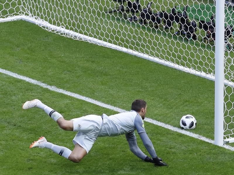 Der Treffer zum 2:1 für Frankreich gegen Australien wurde nachträglich als Eigentor gewertet. Foto: Hassan Ammar/AP