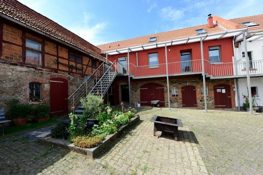 Aus der alten Scheune auf dem Kunsthof in Molmerswende ist eine farbenfrohe Unterkunft geworden. Seit 2013 wird der Hof umgebaut.
