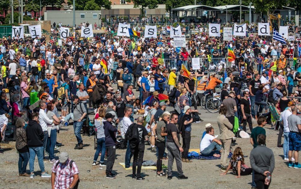 Widerstand ja, Abstand eher nicht: Anti-Corona-Protest in Stuttgart. In Leipzig werden am Sonnabend 20.000 Demonstranten erwartet.