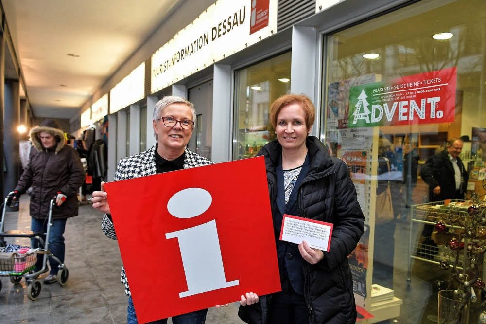 Angela Luft und Saskia Lange von der Stadtmarketinggesellschaft laden zur Adventsaktion am Sonnabend ein.
