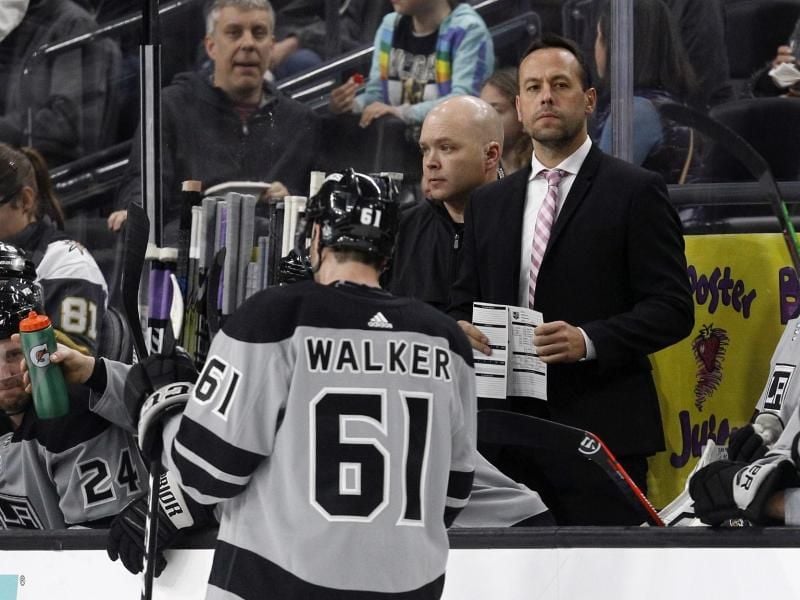 Die Los Angeles Kings suchen einen neuen Chefcoach. Co-Trainer des NHL-Teams ist Marco Sturm (M). Foto: Joe Buglewicz/AP/dpa