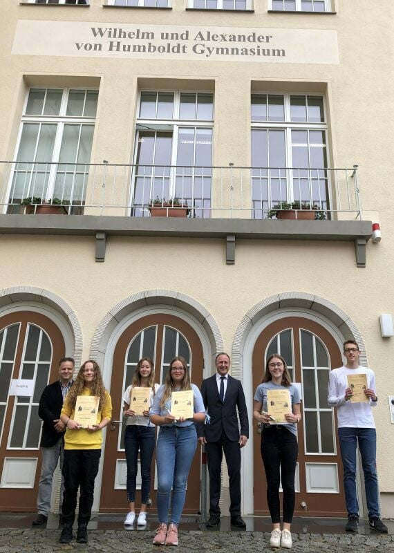 Andreas Koch, Leiter der Regionalvertretung Mansfelder Land der Humboldt-Gesellschaft, (li.) und Schulleiter Frank Siebald (3.v.re.) mit den Gewinnern der Humboldt-Urkunde: Hanna Steinbrück, Pauline Neumann, Hannah Peters, Victoria Faber und Valentin Abb (v.li.)