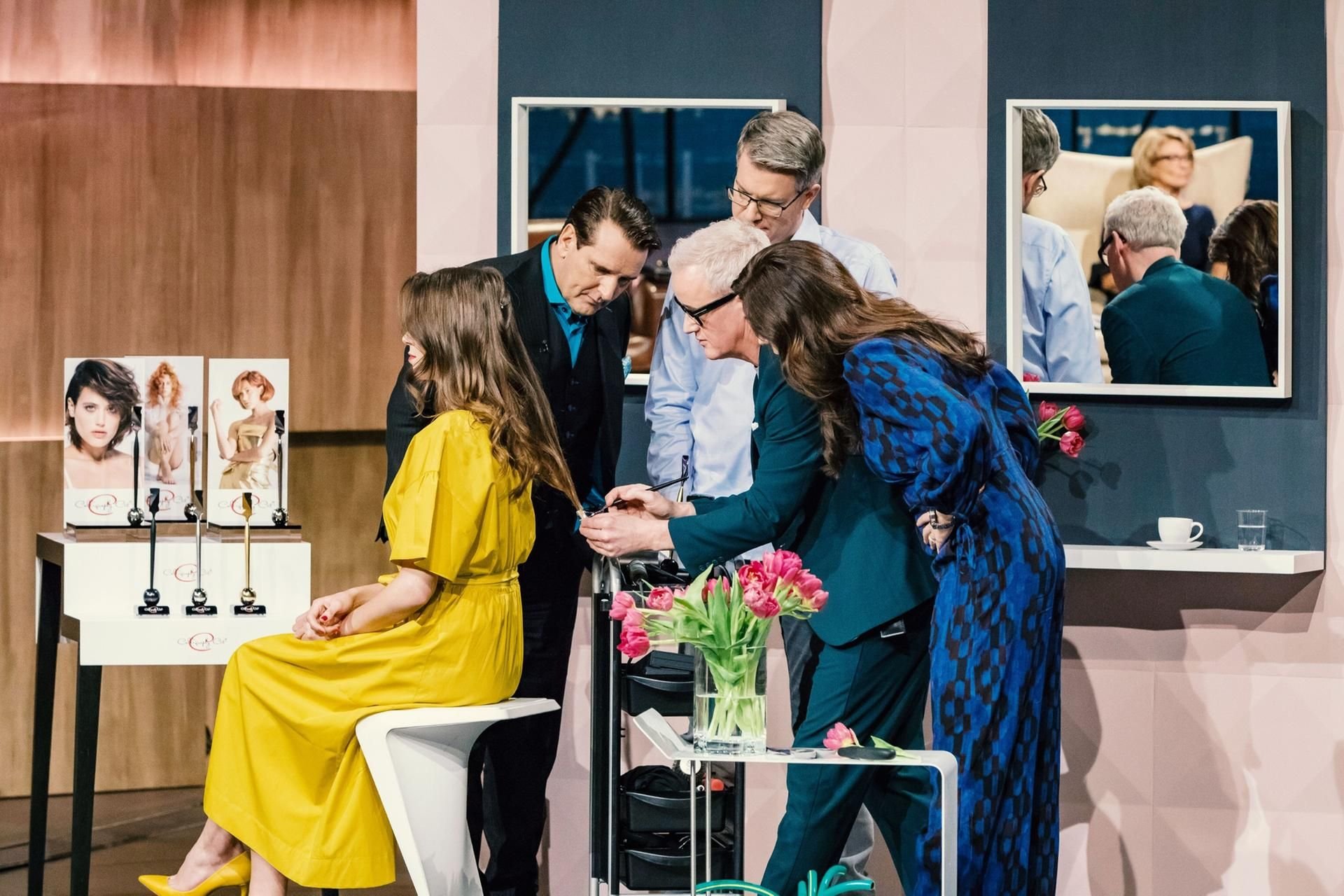 Judith Williams opfert in der Show sogar ein Stück ihrer Haare.