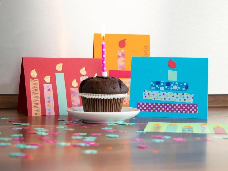 Geburtstagskarten lassen sich schnell mit Deko-Klebebänder selbst fertigen. Einzelne Streifen des Tapes werden so zu Kerzen oder zur Torte. Foto: www.diy-academy.eu
