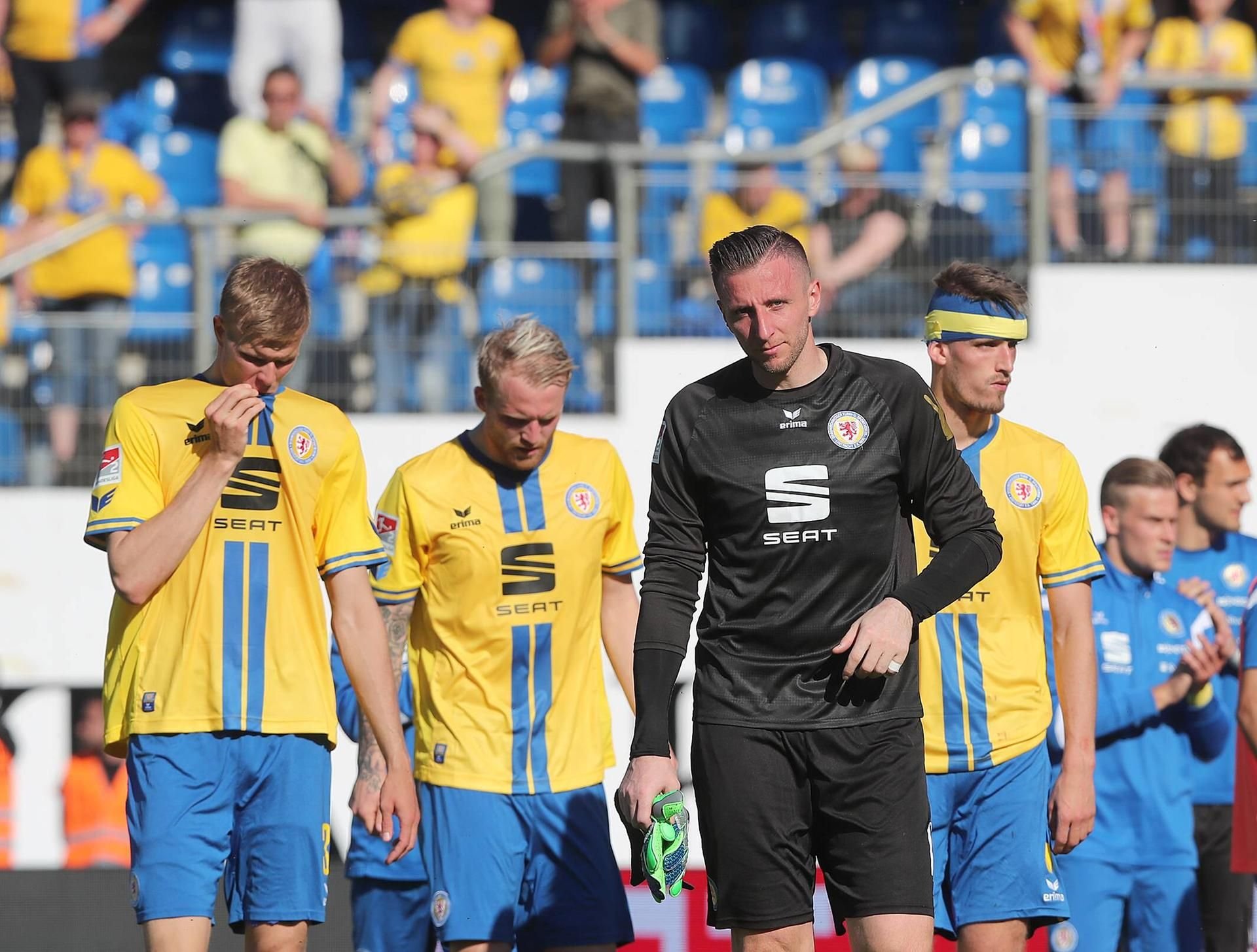 Eintracht Braunschweig läuft im letzten Saisonspiel mit einem Trauerflor auf.