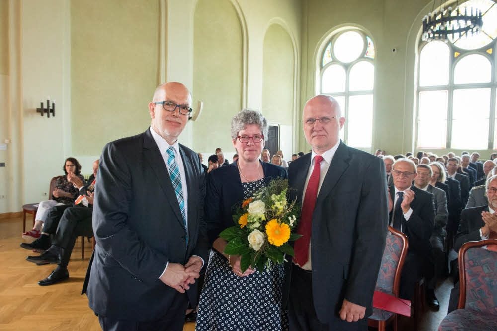 Stabwechsel im Oberlandesgericht Naumburg: Sachsen-Anhalts Justizministerin Anne Marie Keding verabschiedet Winfried Schubert (links) als Präsidenten und führt Uwe Wegehaupt als Nachfolger in sein neues Amt ein. Den würdigen Rahmen bildet ein Festakt mit einer Vielzahl von Gästen.