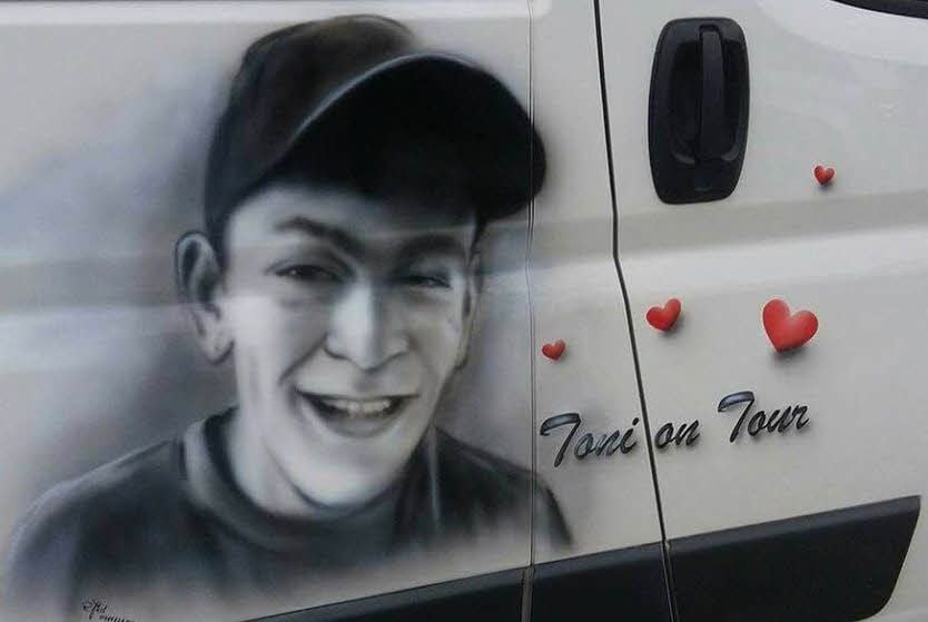 „Toni on Tour“ steht jetzt auf dem neuen Bus.
