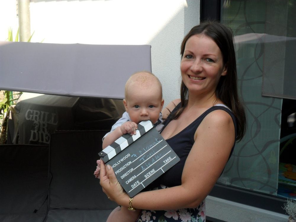 Toni Liedke mit Mama Sabrina: Die Filmklappe lässt er gar nicht mehr los.