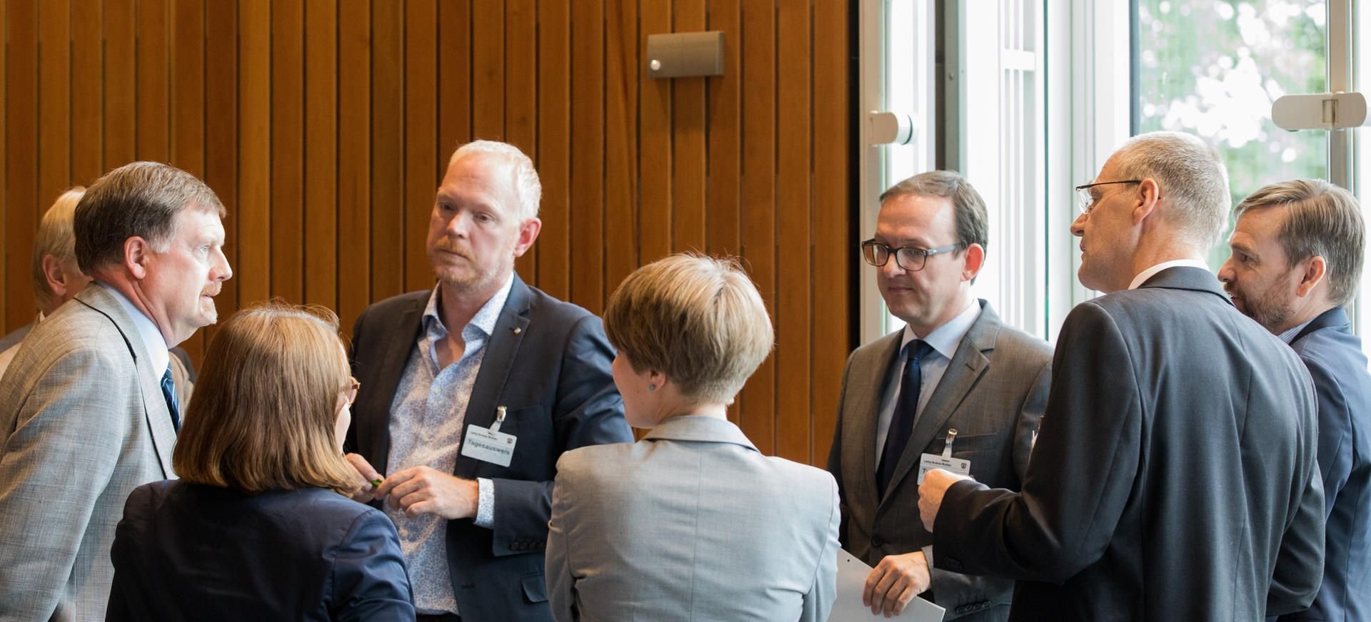 Der Landeswahlleiter Wolfgang Schellen (l) und andere Ausschussmitglieder diskutieren im Landtag in Düsseldorf (Nordrhein-Westfalen) in einer Pause.