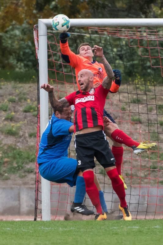 Marcel Derbek, Torwart der Naumburger Reserve, klärt im Topspiel der Kreisoberliga vor seinem Teamkollegen André Weingarten (vorn rechts) und dem Kapitän der SG Lossa/Rastenberg, Kai Vollrath.