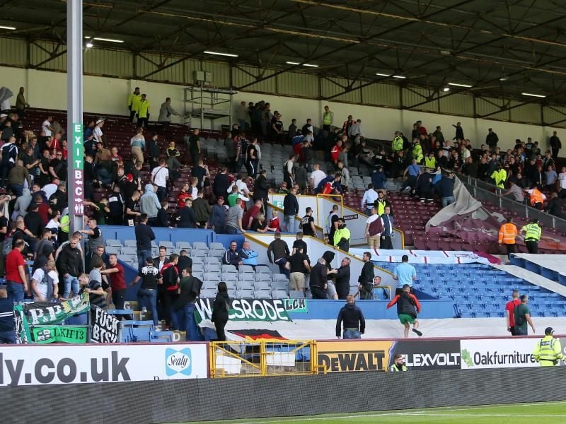 Randalierende Fans von Hannover 96 und dem FC Burnley geraten auf der Tribüne aneinander. Foto: Richard Sellers