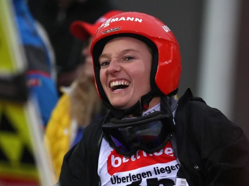 Katharina Althaus freut sich über ihren fünften Titel bei den deutschen Skisprungmeisterschaften. Foto: Karl-Josef Hildenbrand/dpa