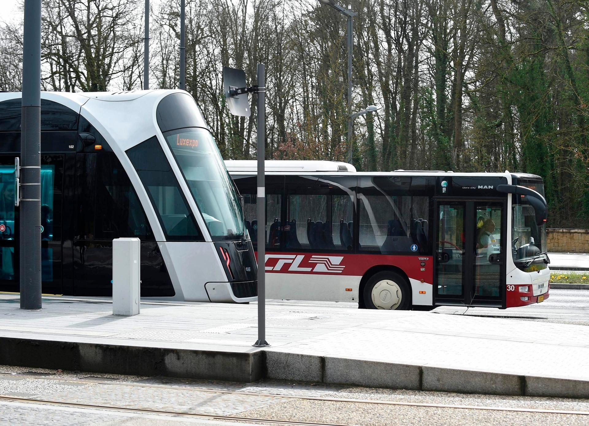Eine Straßenbahn und ein Bus bei der Einweihung des kostenlosen Nahverkehrs.