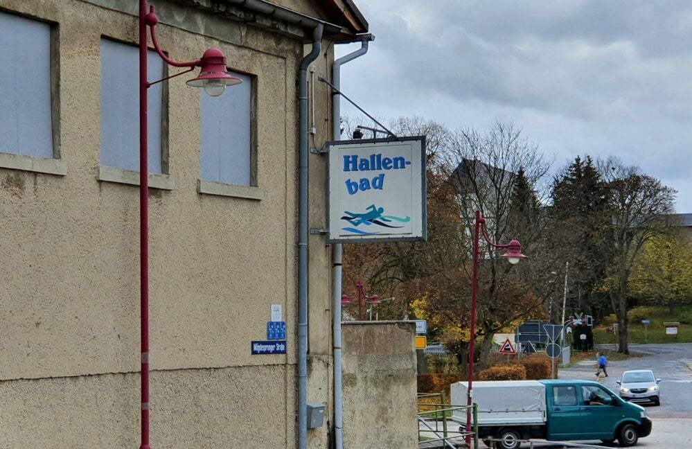 Das alte Hallenbad in Harzgerode ist stark frequentiert. Es hat aber keine Zukunft. Deshalb strebt die Stadt einen Neubau an. Um den bauen zu können, hat sich die Stadt um eine Bundesförderung bemüht.
