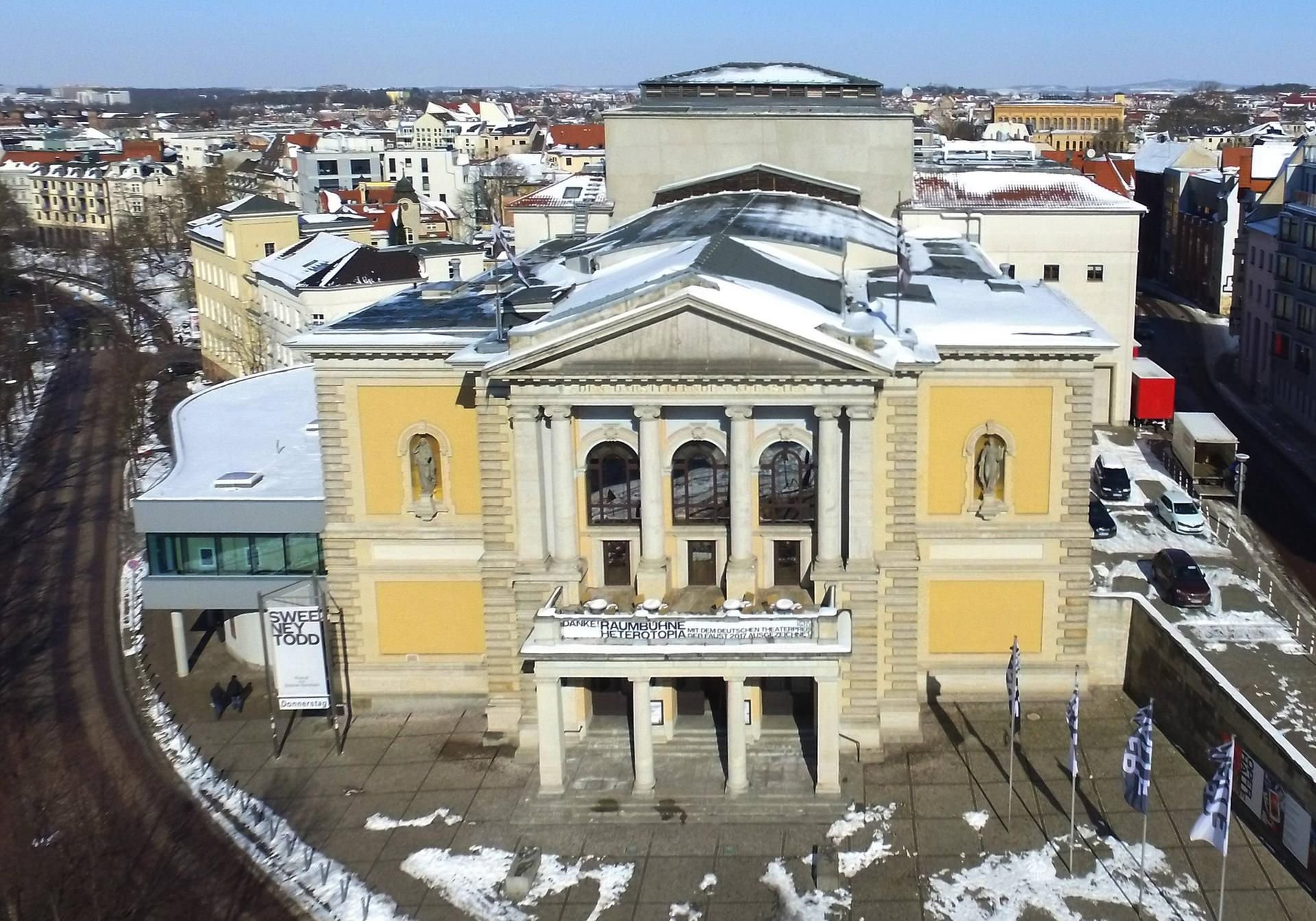 Eis und Schnee bedecken das Dach des Opernhauses in Halle.
