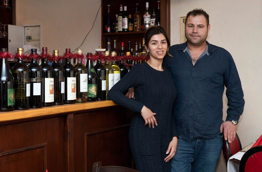 Ali Ghazale und seine Frau Hajar betreiben auf dem Markt in Mücheln ihr Restaurant „El Puro“.