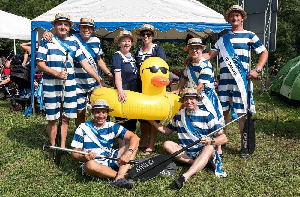 Täuscher: Die Outfits des Zinkpower-Teams aus Calbe ließen beim 12. Dickboot-Cup in Bad Dürrenberg ein gemütliches Picknick auf der Saale erwarten. Am Ende siegte die achtköpfige Truppe zusammen mit XXL-Gummiente Friederike zumindest in der Oldie-Klasse.