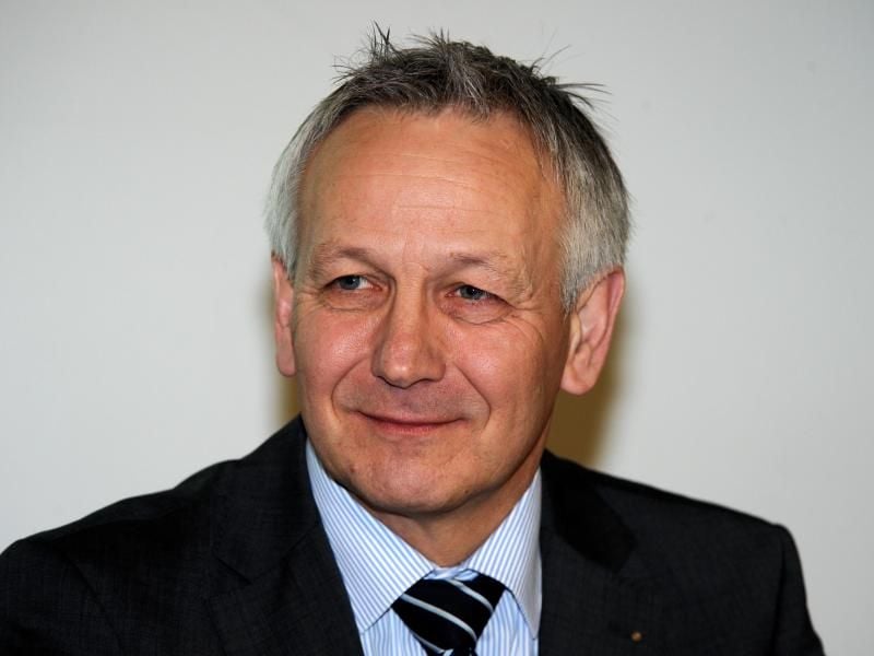 Der Geschäftsführer der Bürgschaftsbank, Hans-Peter Petersen, fotografiert bei einer Pressekonferenz. Foto: Carsten Rehder dpa/Archiv